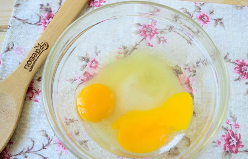 1. Этап. Яблочная блонди с пряностями: Яйца взбейте с сахаром.