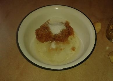 1. Этап. Постное яблочное печенье: Выкладываем натертые яблоки в миску, добавляем соль, сахар, ванильный сахар или корицу, растительное масло.