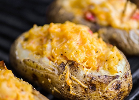 1. Этап. Рецепт запеченного картофеля с сыром: 3. Выложите на решетку и отправьте в духовку. Запекайте до румяной корочки минут 10-15. Перед подачей можно дополнить свежей зеленью.