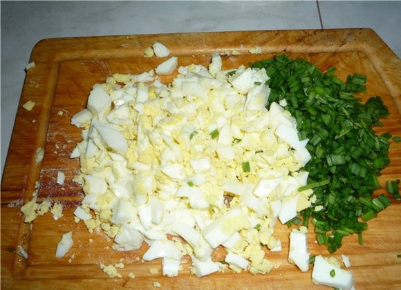 1. Этап. Пирог с мясом из слоеного бездрожжевого теста: 3 яйца сварим вкрутую и нарежем небольшими кусочками. Зеленый лук помоем и мелко нарежем.