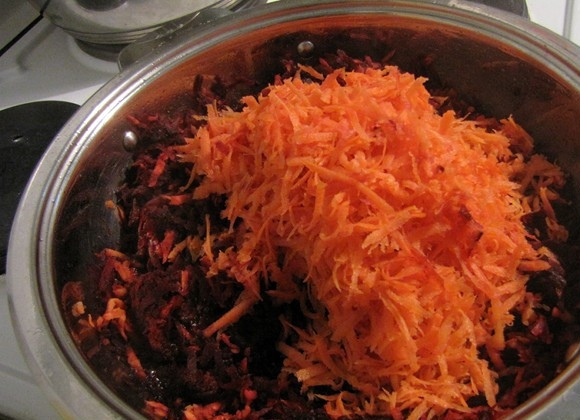 1. Этап. Свекольные котлеты без яиц: 5. Смешиваем свёклу с морковью, луком и мукой. Солим. Тщательно перемешиваем.