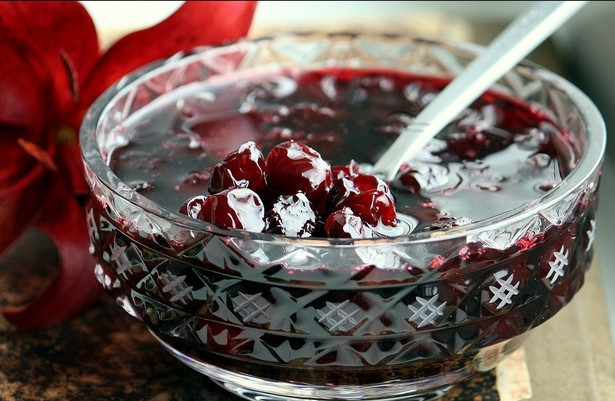 1. Этап. Компот из варенья вишневого: 1. Напиток из вишневого варенья - это очень вкусное лакомство. Он будет отлично сочетаться с обедом или ужином, а также понравится в качестве самостоятельного напитка для взрослых и детей. Готовится компот из варенья вишневого очень просто. Всего нам понадобится один стакан варенья.