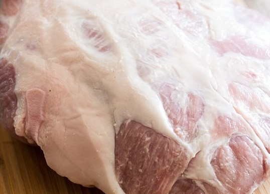 1. Этап. Ветчина без ветчинницы: 1. Мясо вымойте и обсушите. Соедините в большой кастрюле воду, соль, сахар и специи. Доведите до кипения, снимите с огня и остудите до комнатной температуры.