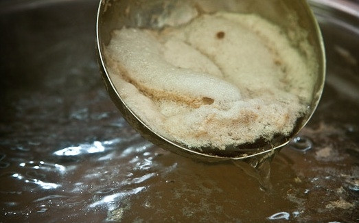 1. Этап. Щи из соленой капусты: Для начала возьмем говядину на кости. Можно взять и свинину, и курицу, как хотите. Но самые вкусные щи получаются именно из говяжьих костей. Нам нужно их отварить в 3-литровой кастрюле. Обязательно снимите накипь.