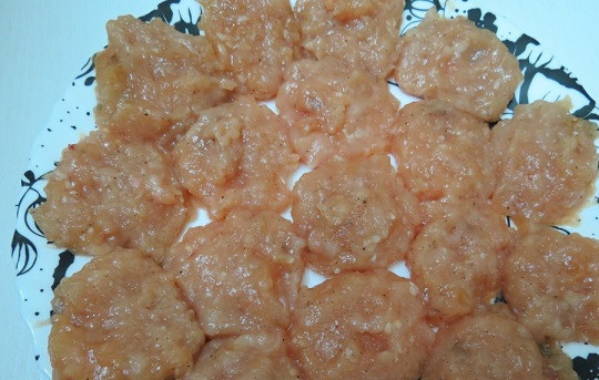 1. Этап. Драники с фаршем куриным: 6. Из куриного фарша нужно сформировать небольшие медальоны и выложить их на тарелку. Если масса слишком жидкая, можно добавить немного панировочных сухарей.