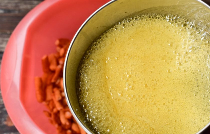 1. Этап. Чак-чак, который тает во рту: Влейте подготовленный медовый сироп в миску с чак-чаком. Хорошо все перемешайте.