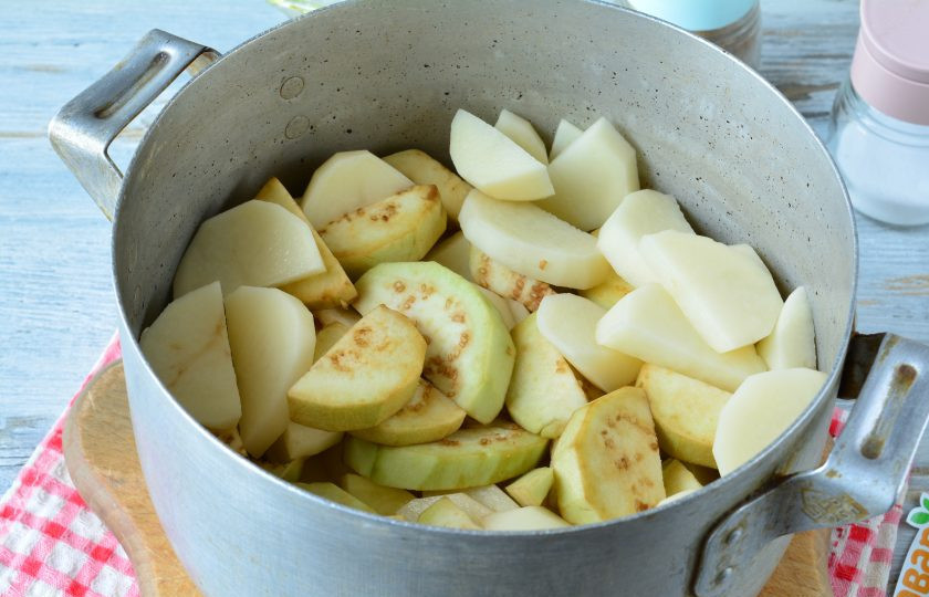 1. Этап. Рагу из желудочков с баклажанами: К желудкам всыпьте картофель и баклажаны, перемешайте, посолите по вкусу и тушите 10-15 минут.