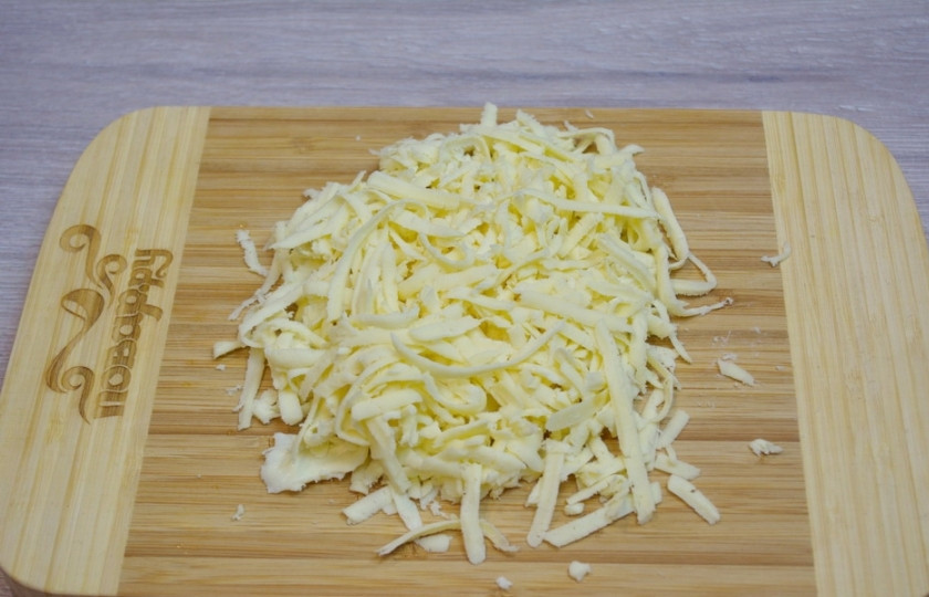 1. Этап. Хачапури из бездрожжевого слоеного теста: Натрите на крупной терке твердый сыр. В качестве начинки для хачапури можно использовать привычный твердый сыр типа Российского. Можно взять Адыгейский или Сулугуни.