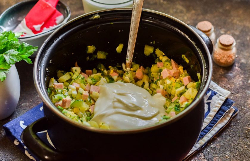 1. Этап. Окрошка на мацони по-грузински: Перемешайте все подготовленные ингредиенты и переложите в кастрюлю, добавьте специи и сметану.