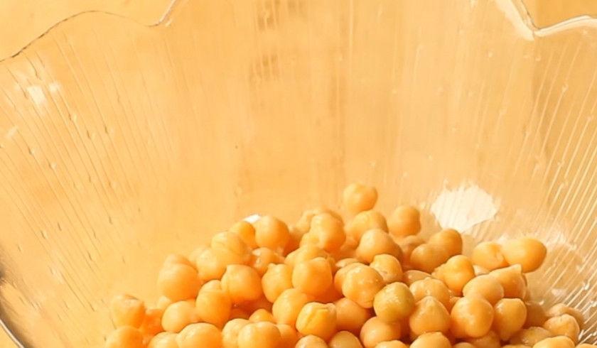 1. Этап. Жареный нут (питательный перекус): 2. Возьмите законсервированный или свежесвареный нут, откиньте его на дуршлаг и промойте водой.