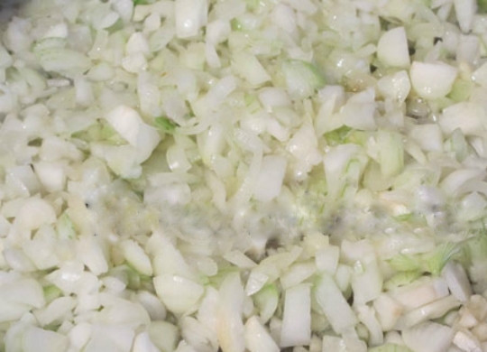 1. Этап. Зеленые щи на зиму: 1. Репчатый лук промойте, очистите от кожуры и нарежьте мелкими кусочками, либо полукольцами (как больше нравится).