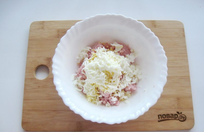 1. Этап. Паштет из ветчины: Яйца сварите вкрутую, охладите, очистите. Натрите на терке и добавьте к ветчине.