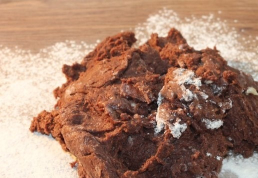 1. Этап. Шоколадное печенье с черешней на сгущенке: 8. Подпыляем столешницу мукой и выкладываем из миски тесто...