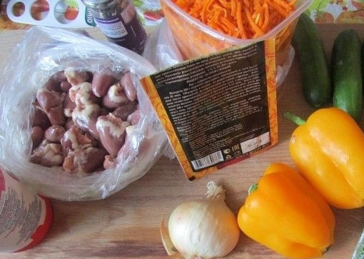 1. Этап. Салат с куриными сердечками и огурцом: 1. Ингредиенты все яркие и аппетитные! Для начала вымойте сердечки под проточной водой.