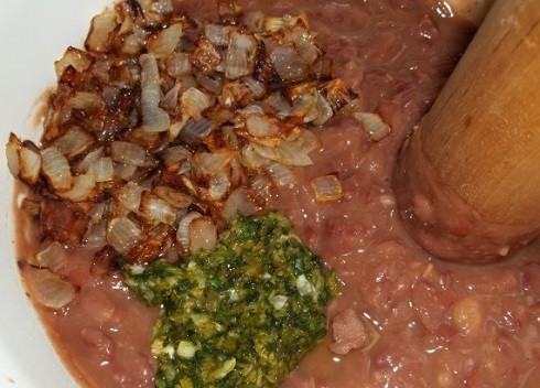 1. Этап. Красная фасоль Лобио: Отвар фасоли сливаем в отдельную посуду. Фасоль вместе с перетертыми специями и обжаренным луком измельчаем. Если получается слишком густая масса, доливаем фасолевый отвар до нужной вам консистенции. Стакана отвара вполне достаточно, как по мне.