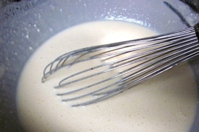 1. Этап. Рулетики из блинов с семгой: Понемногу вливаем молоко, добавляем яйца и растопленное и охлажденное до комнатной температуры масло, и хорошо взбиваем. Оставляем наше тесто на полчаса для отдыха.