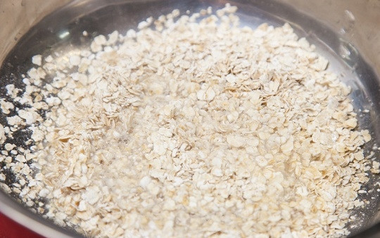 1. Этап. Овсяно-творожное печенье: 2. Первым делом включите духовку и разогрейте ее до 180 градусов. Небольшим количеством горячей воды залейте хлопья, чтобы они стали мягче. При желании можно использовать кефир, например.