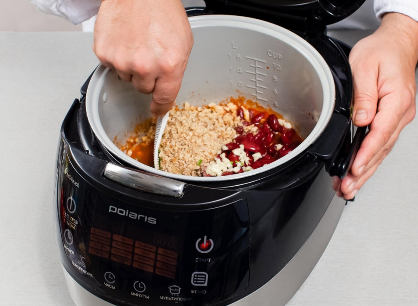 1. Этап. Лобио из фасоли в мультиварке: Сам процесс готовки: сначала отварите в чаше при температуре 120 С фасоль (воду после варки слейте, но не выбрасывайте). Затем в режиме выпечка обжариваем в масле лук. Добавляем туда же томатную пасту, измельченный помидор, орехи, зелень, чеснок и перец. Спустя 5 минут выкладываем в чашу фасоль и заливаем отваром. Готовим еще 10 минут. Подаем горячим. Приятного аппетита)