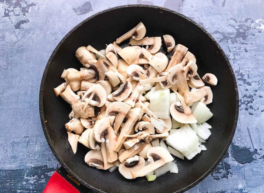 1. Этап. Салат Гнездо с чипсами: Грибы с луком обжарьте на хорошо разогретой сковороде с растительным маслом до готовности.