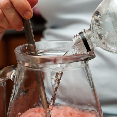 1. Этап. Коктейль из арбуза: 6. В кувшине смешайте готовое арбузное пюре и газировку (по вкусу). Добавьте льда.