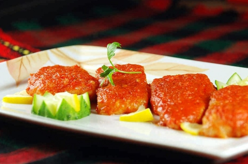 1. Этап. Рыба, тушенная в томатном соусе: Готовую рыбу, тушенную в томатном соусе, подавать можете с любым гарниром или овощами.