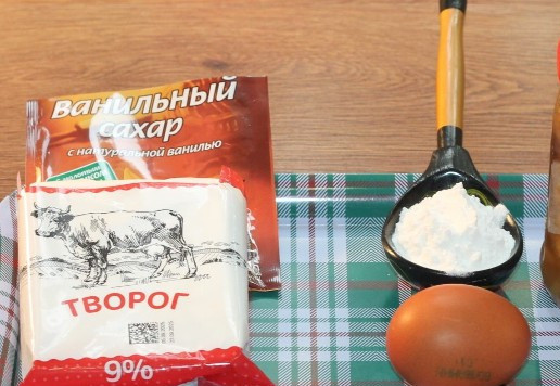 1. Этап. Булочки-трубочки с творогом и повидлом: 6. Утром или в свободное время, достаем миску с тестом и оставляем на столе, чтобы прогреть до комнатной температуры (30 мин.). И готовим начинку. Творог пропускаем через сито. Всыпаем в миску с творогом ванильный сахар и 0,5 ст. л. крахмал. Яйцо взбиваем венчиком и 1 ст. л. вливаем в творожную массу. Можно добавить 1 ст. л. сахара или по вкусу.