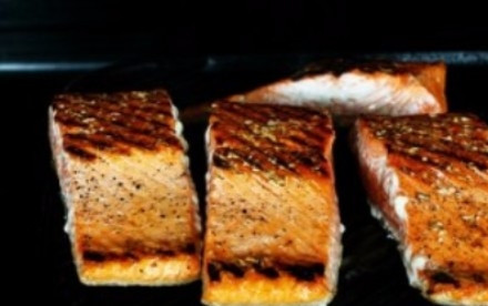 1. Этап. Лосось под соусом Терияки: 4) Переверните кусочки и обжарьте другую сторону еще примерно 6-8 минут.