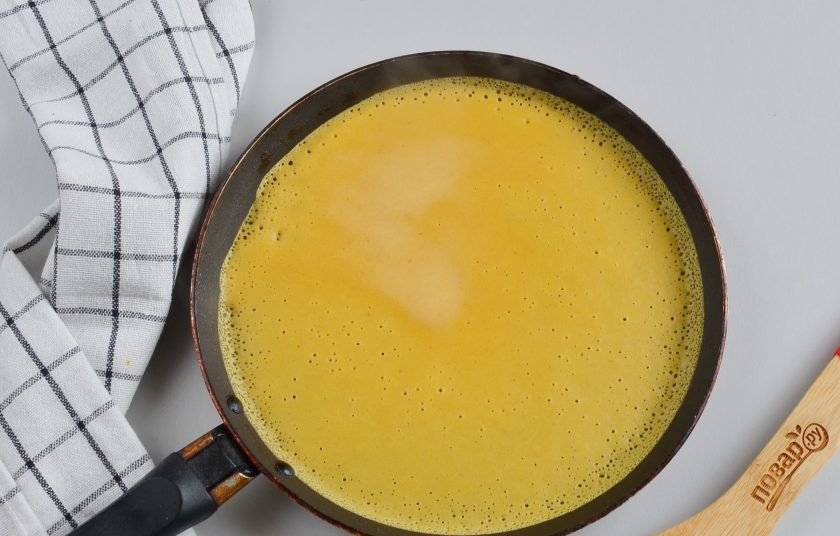 1. Этап. Блины с тыквой: Разогрейте сковороду, смазывать ее не нужно, наливайте по половнику теста, жарьте минутку.