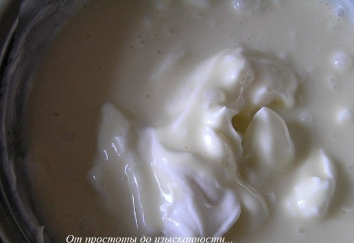 1. Этап. Торт Осенний поцелуй после жаркого лета: Добавьте шоколадно-сливочную массу с желатином, немного взбейте.