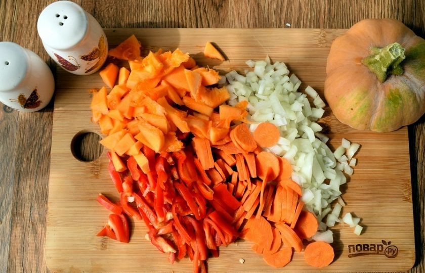 1. Этап. Тыква фаршированная мясом и овощами: Овощи нарежьте на мелкие кубики.