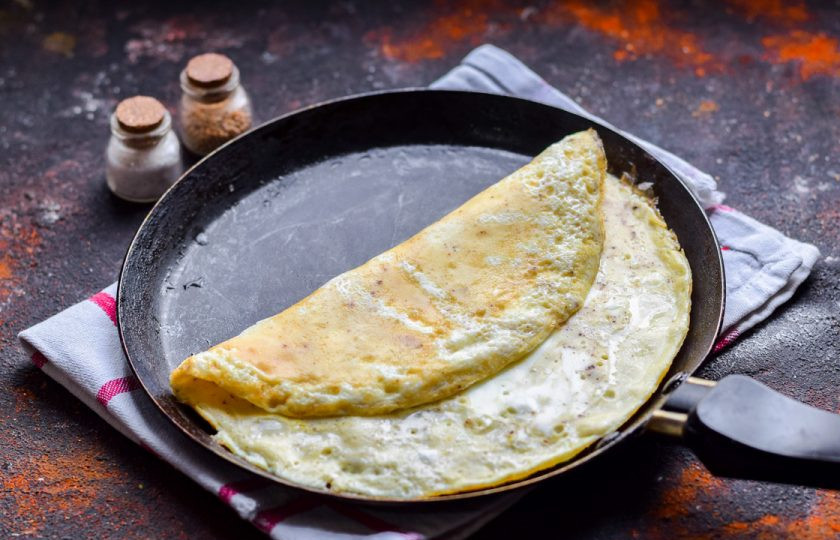 1. Этап. Омлет по Дюкану: Жарьте омлет на антипригарной сковороде 3-4 минуты.