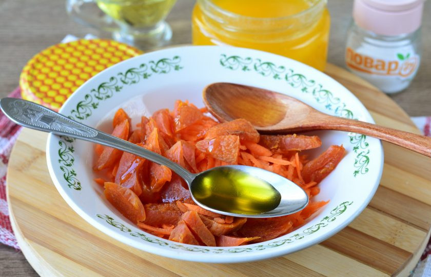 1. Этап. Салат из моркови и кураги: Полейте салат оливковым маслом.