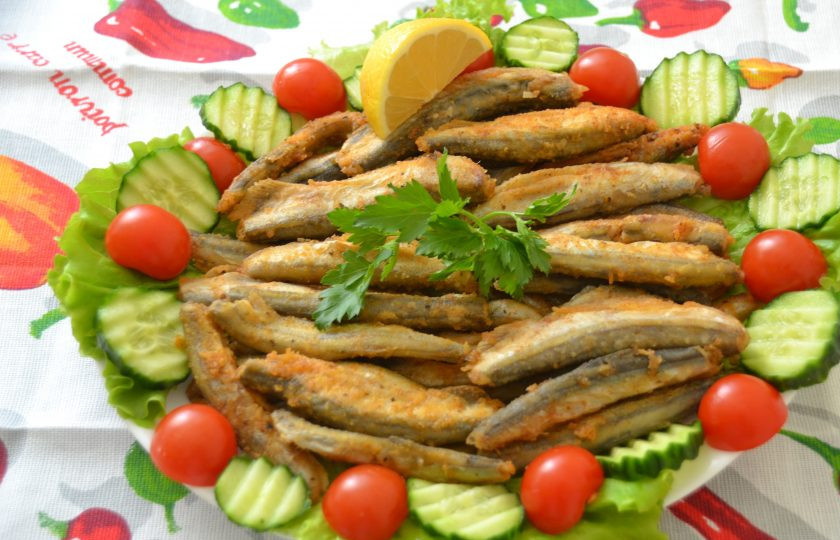 1. Этап. Мойва в масле: На салатные листья выложите жареную мойву, украсьте овощами и зеленью.