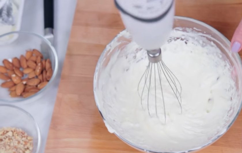 1. Этап. Яблочный чизкейк в баночках: 3. Сыр смешайте с сахарной пудрой и взбейте с помощью миксера. Затем добавьте сливки и с помощью лопатки перемешайте массу. По необходимости добавьте еще сахарной пудры.