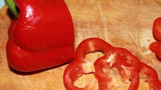 1. Этап. Картофель с говядиной: Чистим и моем болгарский перец, режем колечками.