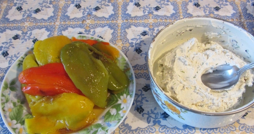 1. Этап. Перцы, фаршированные творогом: Готовим наполнитель для перцев. для этого в удобной посуде смешаем творог, сыр, мелко нарезанный базилик, укроп, петрушку. Посолим и поперчим. Плавленый сыр можно заменить обычным сыром, натертым на мелкой терке.