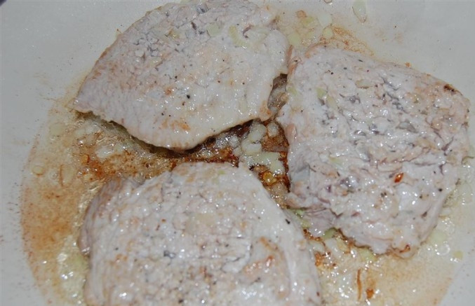 1. Этап. Свинина по-купечески: Когда свинина хорошенько промаринуется, ее необходимо немного обжарить на сковороде, буквально по паре минут с каждой стороны.