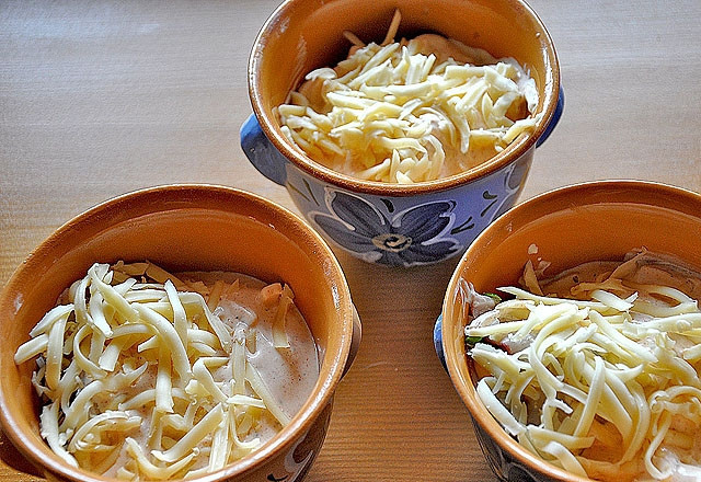 1. Этап. Кальмары в горшочках: Укладываем кальмары в горшочки и заливаем нашим соусом. Сверху посыпаем тертым сыром. Отправляем в духовку запекаться. Минут 40 при 180 градусах.