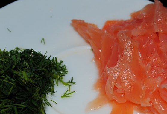 1. Этап. Яичница с семгой: Семгу нарезаем на небольшие кусочки, свежий укроп измельчаем.