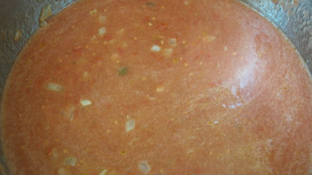 1. Этап. Баклажанная икра на зиму: 5. Влейте в кастрюлю к луку томатное пюре и доведите до кипения, затем варите на слабом огне полчаса.