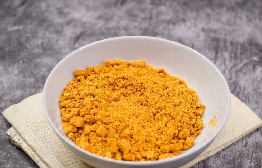 1. Этап. Вишневый десерт: Печенье переложите в пакет и побейте его скалкой, чтобы в результате получилась разнокалиберная крошка. Также можно печенье измельчить в чаше кухонного блендера.