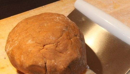 1. Этап. Имбирный пряник классический: Размягчённое масло смешайте с мёдом, яйцами и сахаром. Потом добавьте в эту массу все сухие ингредиенты из рецепта. Замешайте тесто. Оставьте его в плёнке в холодильнике на полчаса.