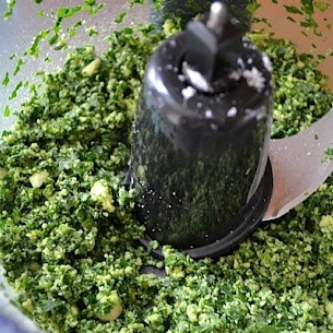 1. Этап. Диетическая паста: Измельчаем до консистенции однородной сухой крошки.