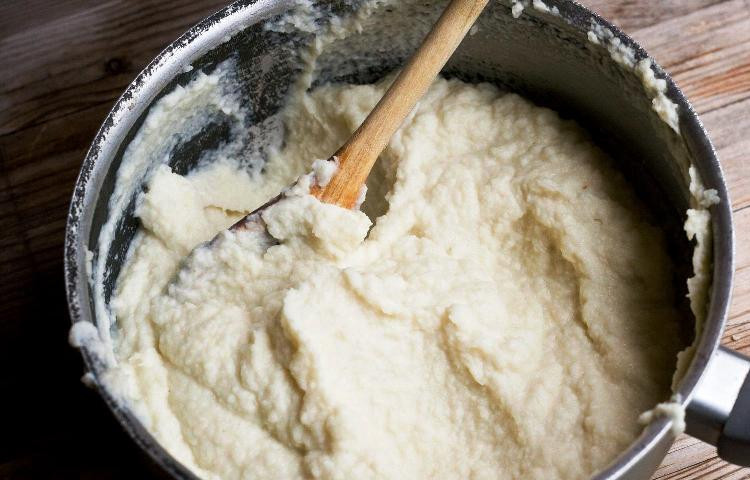 1. Этап. Треска с цветной капустой: Готовую капусту превратите в пюре с помощью погружного блендера, добавьте молоко, масло, соль и перец по вкусу. Хорошо перемешайте.