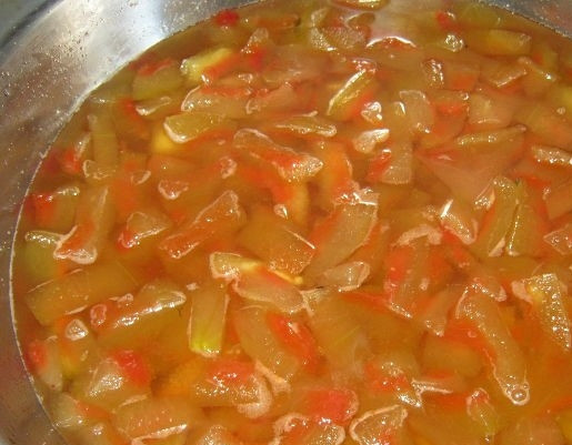 1. Этап. Варенье для внучат: 4. В сироп добавьте арбузные корки, поварите 20 минут. Уберите от огня на 2 часа. Еще раз проварите в течение 20 минут, дайте охладиться 2 часа.