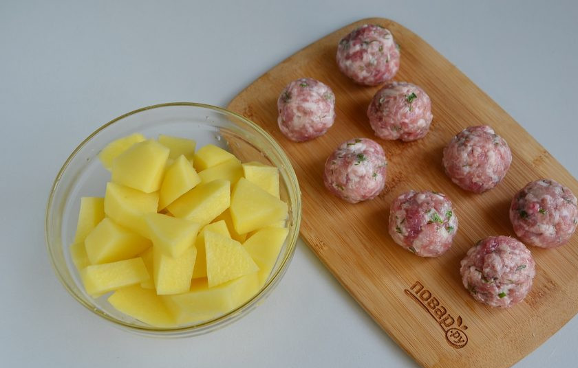 1. Этап. Наваристый суп с фрикадельками и овощами: Мокрыми руками сформируйте из фарша фрикадельки. Очищенный картофель порежьте небольшими кусочками.