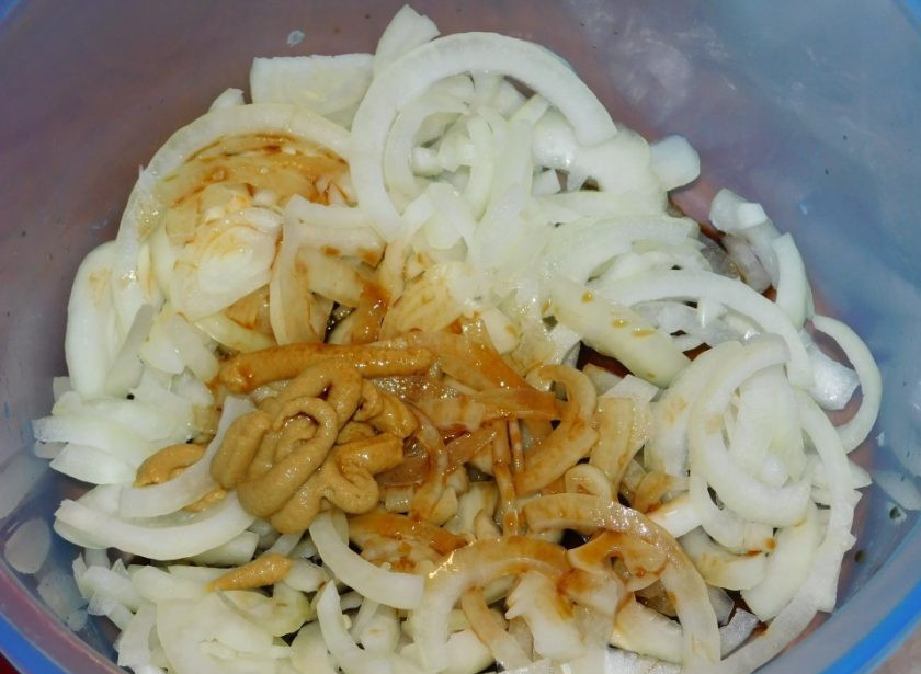 1. Этап. Ароматная свинина в специях с горчицей: Нарежьте репчатый лук. Добавьте к нему горчицу, соль, специи и соевый соус. Перемешайте.