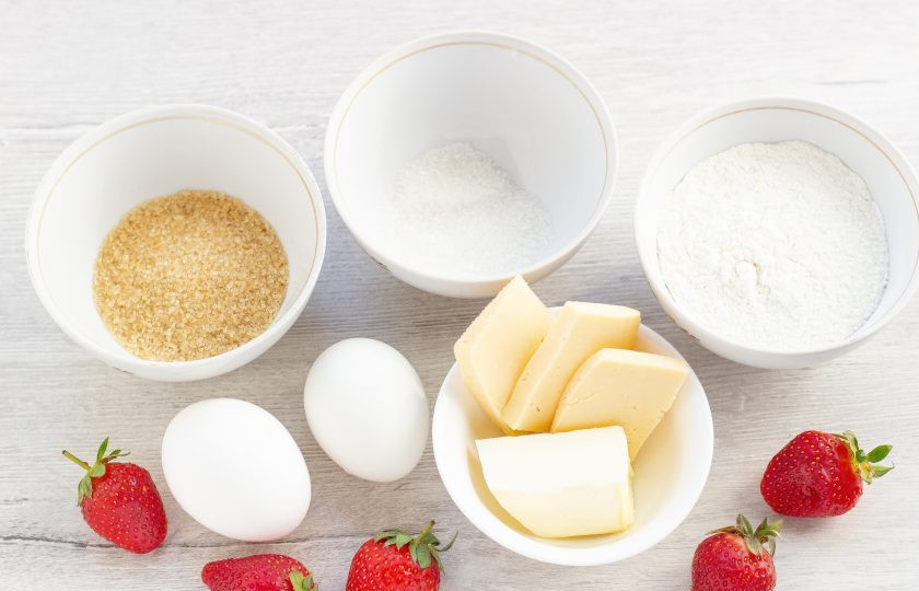 1. Этап. Сырные клецки с клубничным соусом: Подготовьте все необходимые ингредиенты.