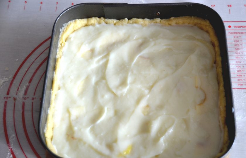 1. Этап. Яблочный пирог Восторг: Поверх яблок выложите заварной крем, разровняйте.