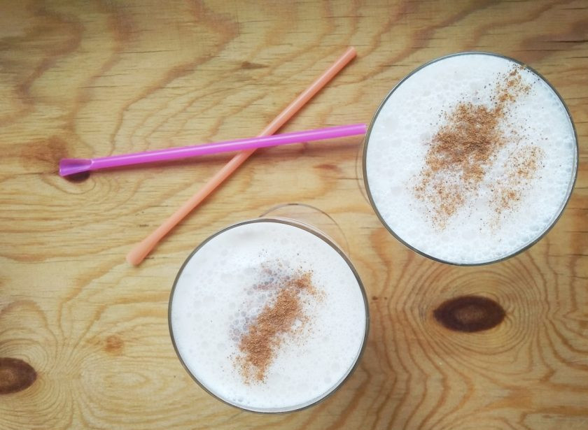 1. Этап. Шоколадный ласси: 5. Взбейте ласси блендером ещё раз. Напиток готов! Наслаждайтесь! Украсьте его корицей.